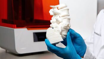 Impressora 3D de estereolitografia Formlabs para cirurgia da coluna vertebral