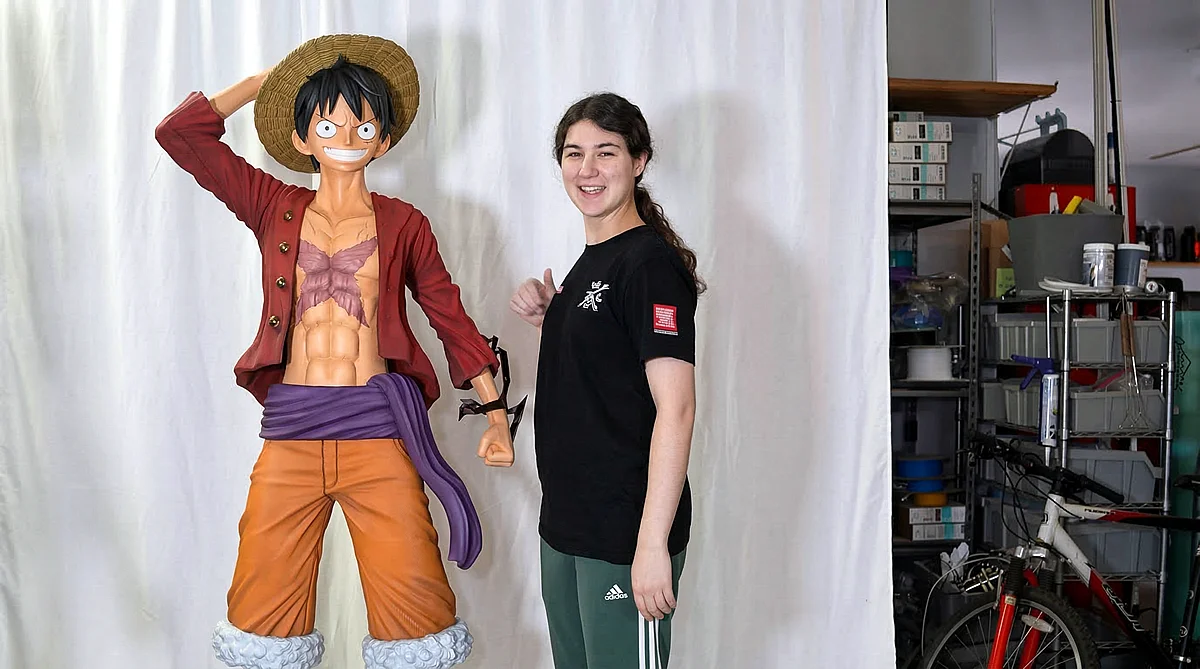Emily e a Estátua Gigante de Luffy impressa em 3D utilizando a Form 4L da Formlabs